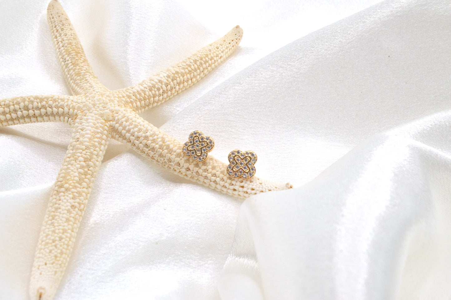 Clover Pave Studs Earrings