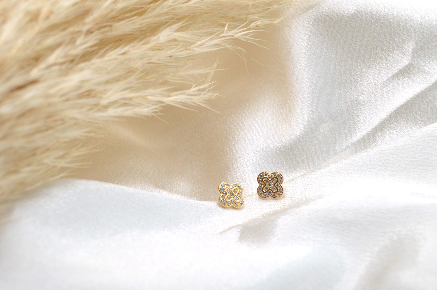Clover Pave Studs Earrings
