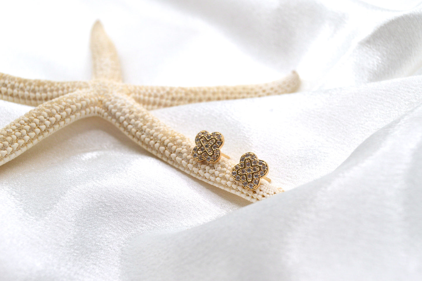Clover Pave Studs Earrings
